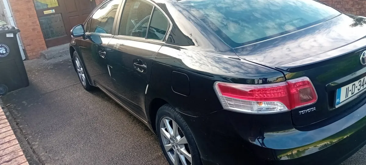 Toyota Avensis 2011 - Image 2