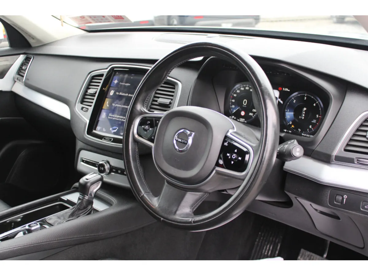 Volvo XC90 D5 AWD MOMENTUM 5DR AUTO - Image 2