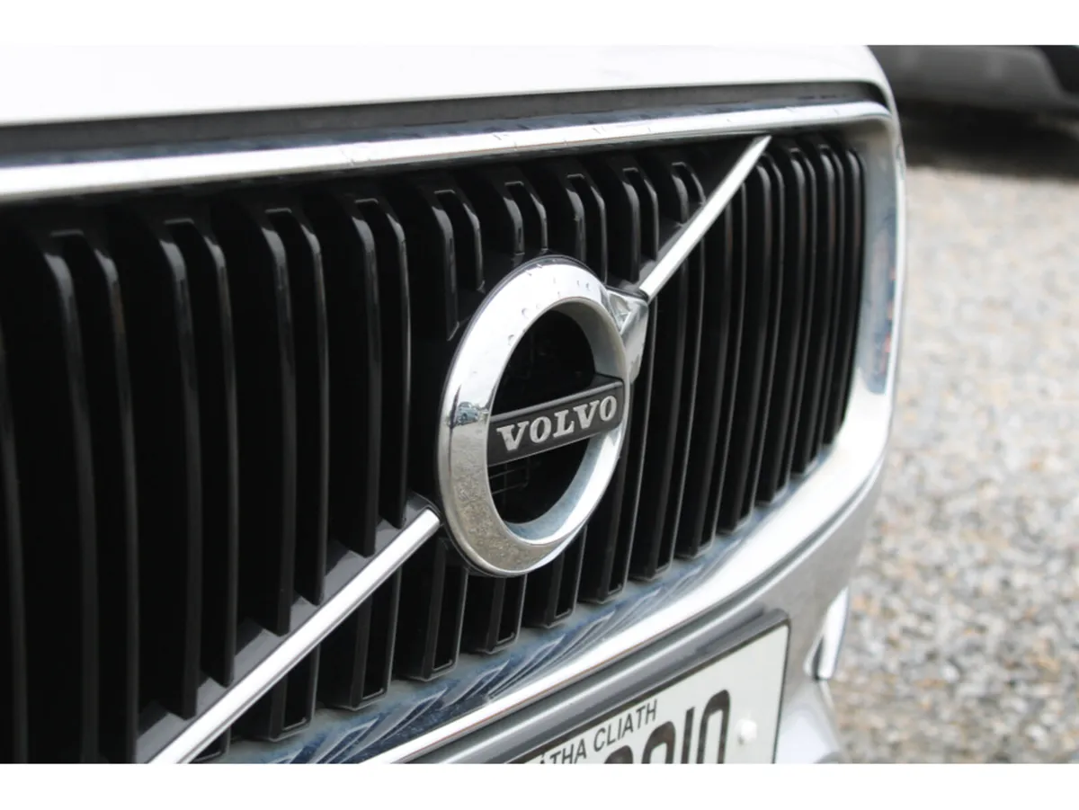 Volvo XC90 D5 AWD MOMENTUM 5DR AUTO - Image 4