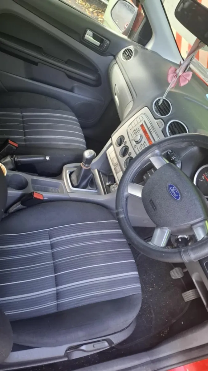 Ford Focus 2010 - Image 2