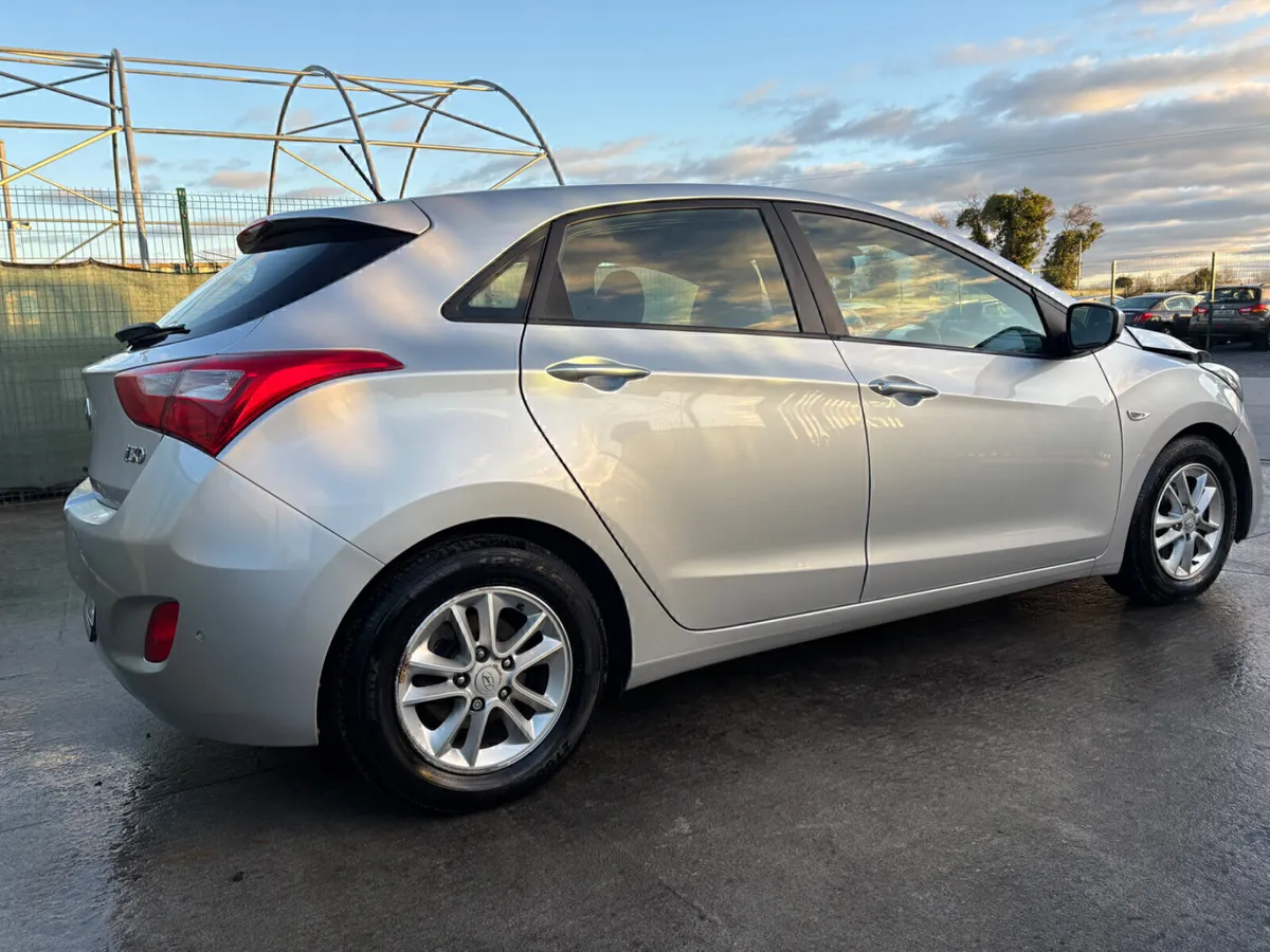 2012 Hyundai i30  light front damage - Image 4