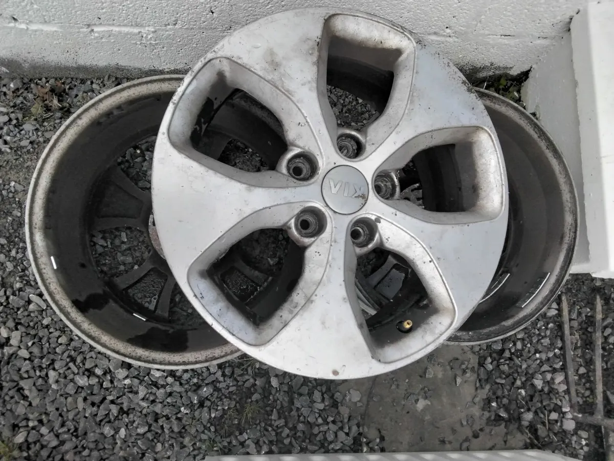 Kia carens 2014  - 3x car wheels for sale