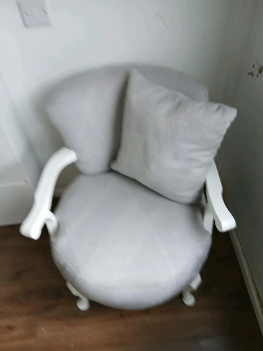 Bed roame chear newleyrecover - Image 1