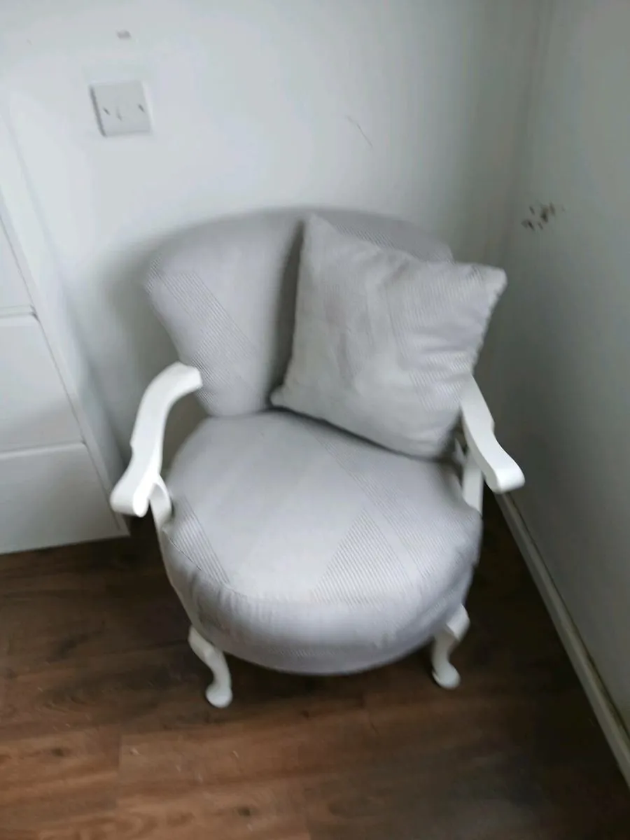 Bed roame chear newleyrecover - Image 2
