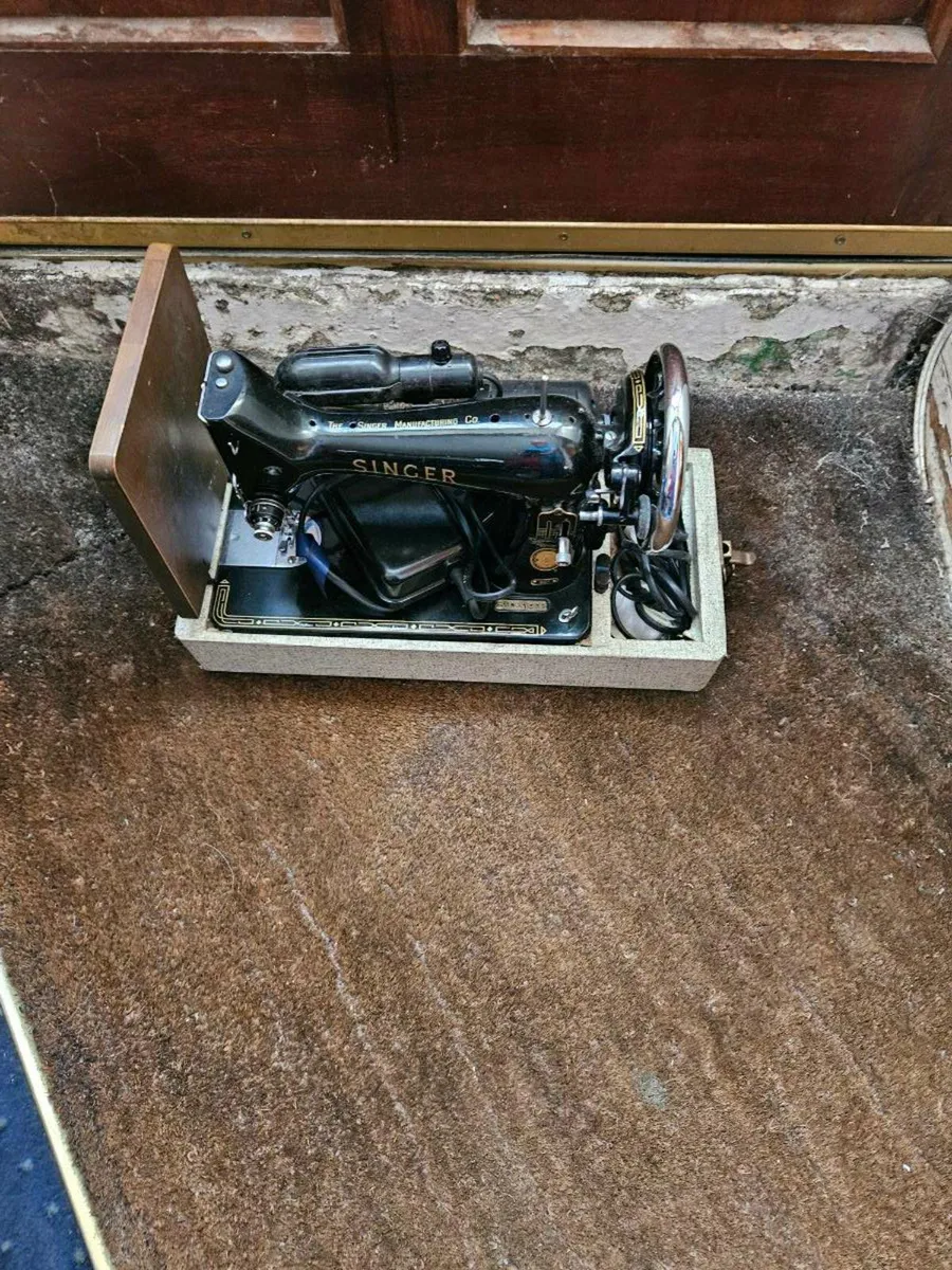 Vintage Singer Sewing Machine - Image 3