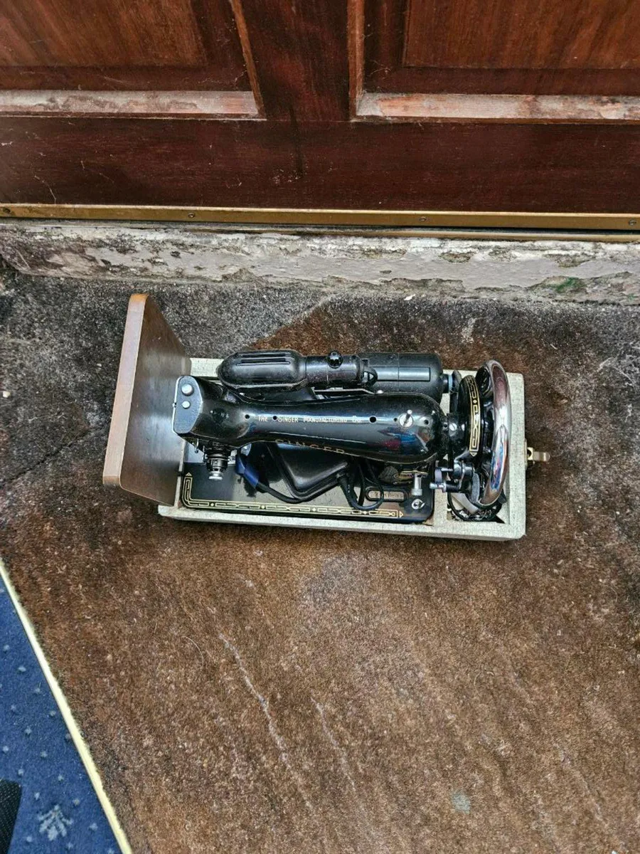 Vintage Singer Sewing Machine - Image 4