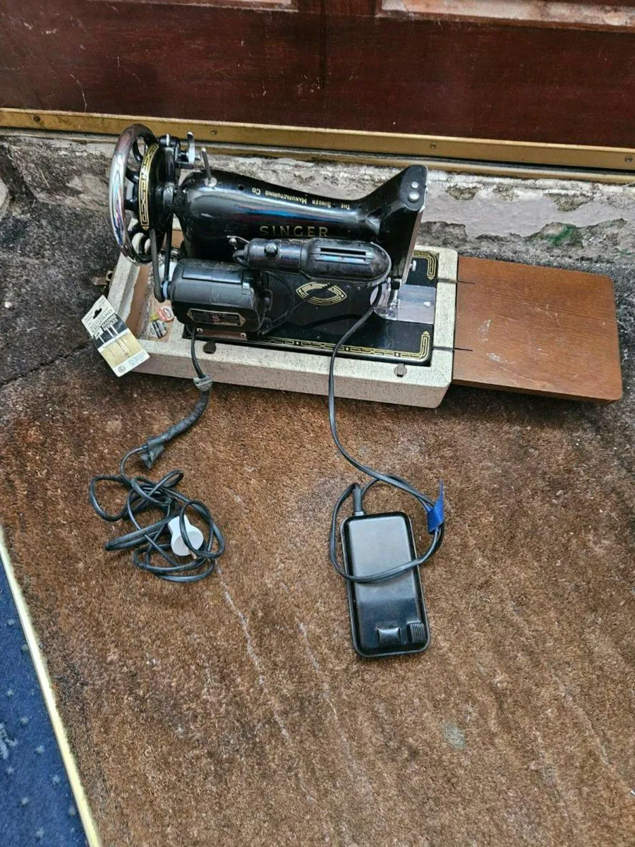 Vintage Singer Sewing Machine - Image 1