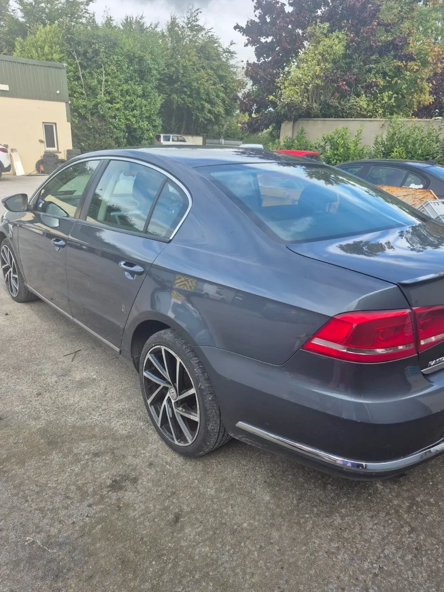 2011 Volkswagen Passat - Image 2