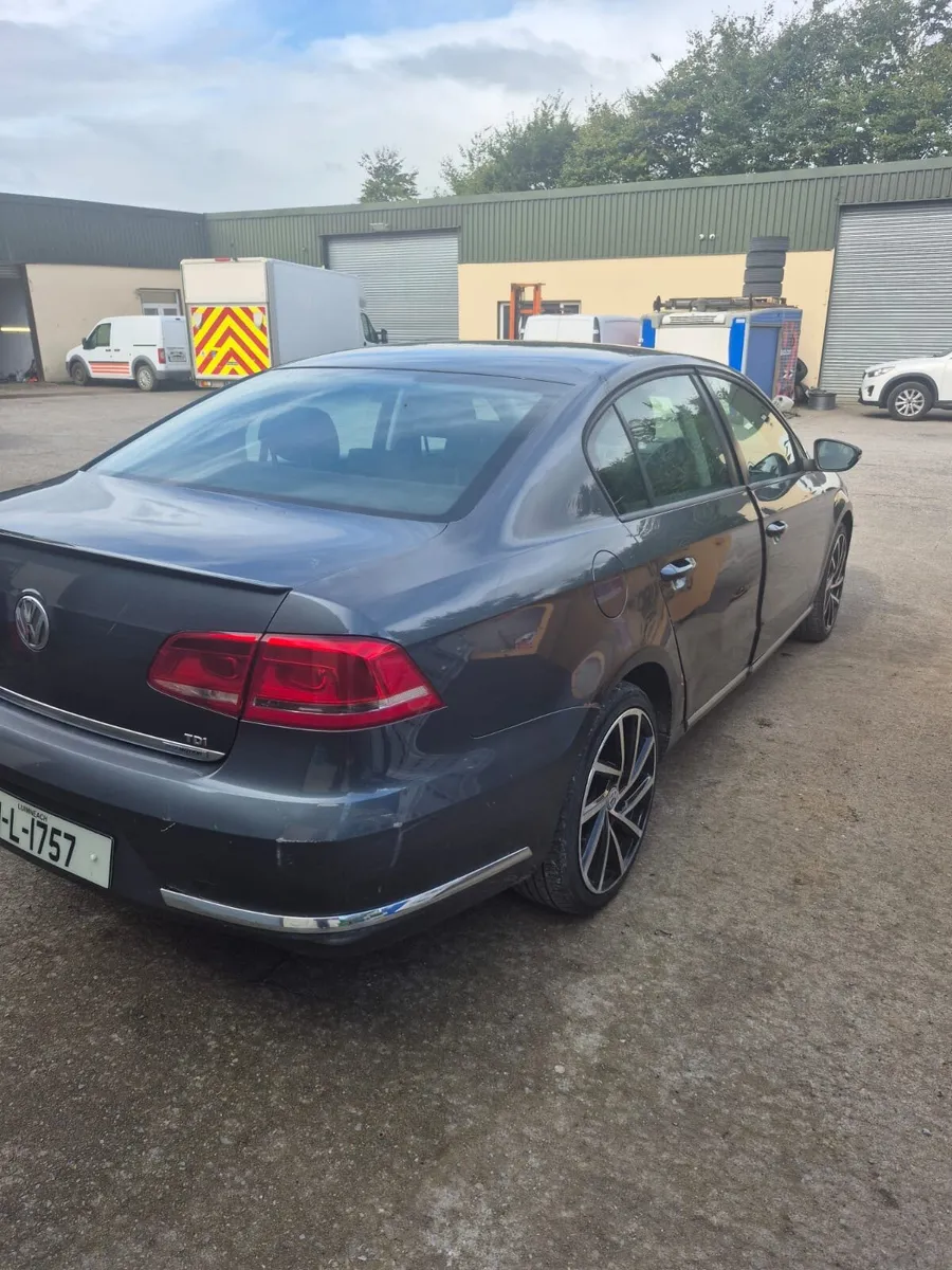 2011 Volkswagen Passat - Image 4