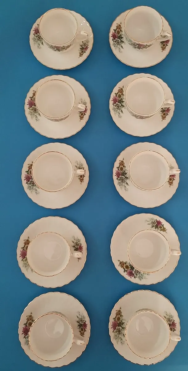 Tea cups and saucers - Image 4