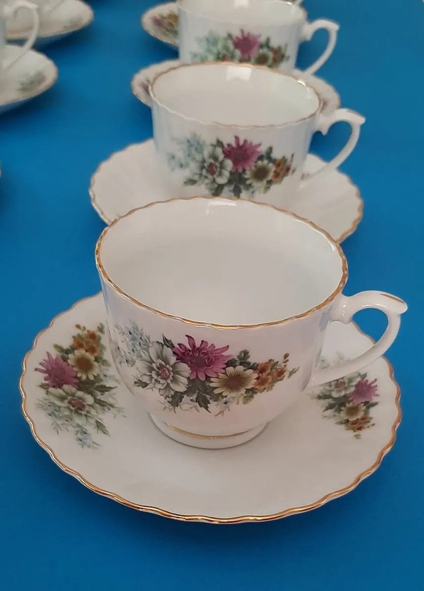 Tea cups and saucers - Image 1