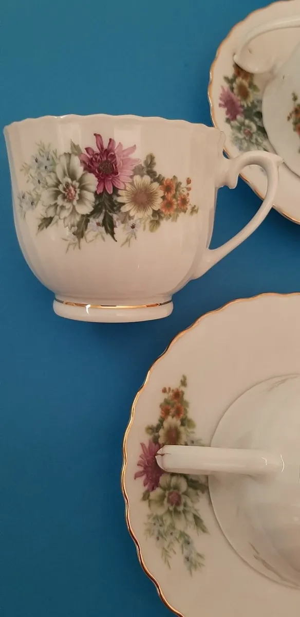 Tea cups and saucers - Image 2