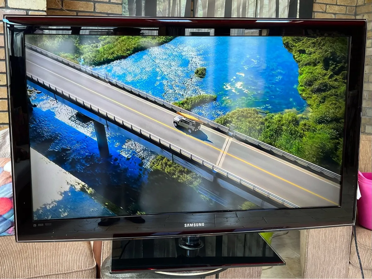 Samsung LCD TV HD W:40” x H:22.5” - Image 2