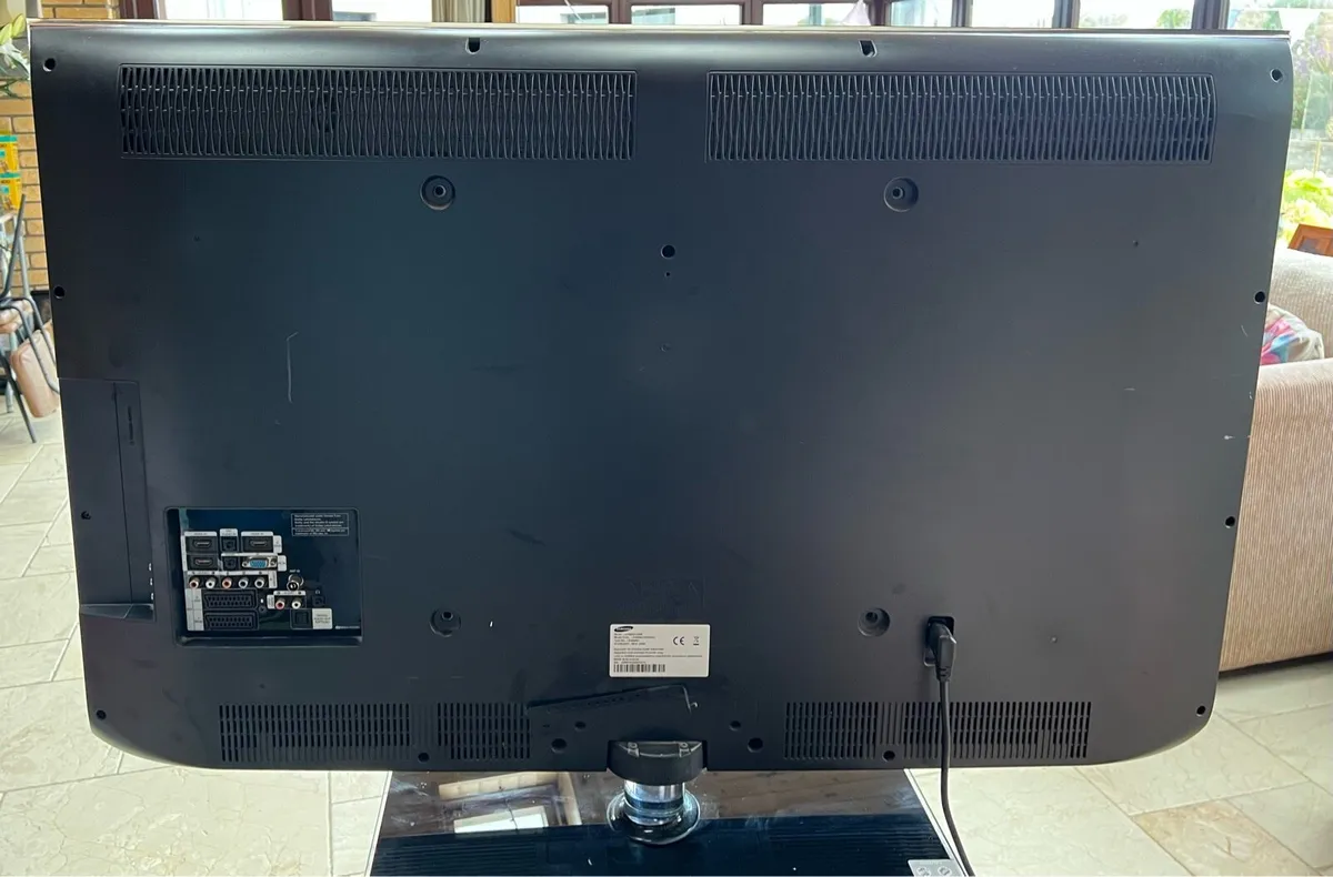 Samsung LCD TV HD W:40” x H:22.5” - Image 3