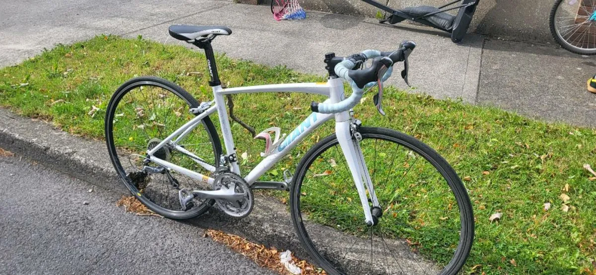 Ladies Giant Avail 2 road bike - Image 1