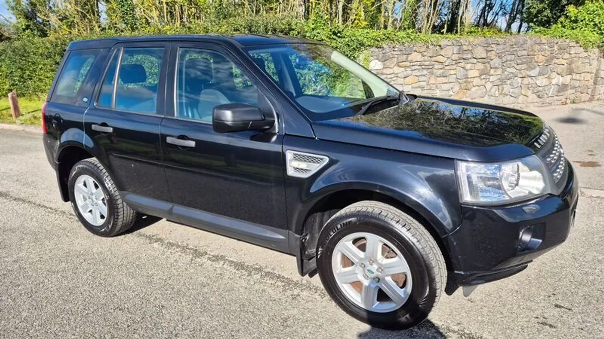 2011 Land Rover Freelander - Image 2