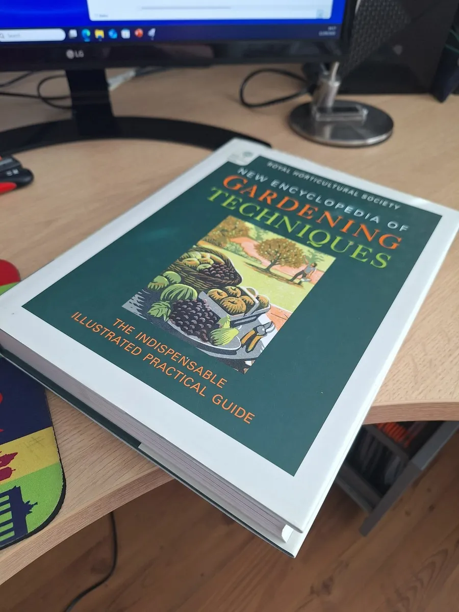 RHS Encyclopedia of Gardening Techniques - Image 4