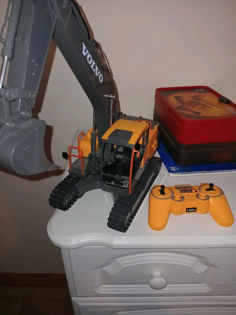 RC Volvo Excavator - Image 1