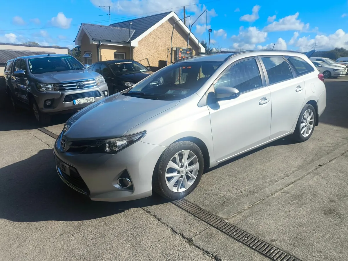 Toyota Auris 2014 - Image 1