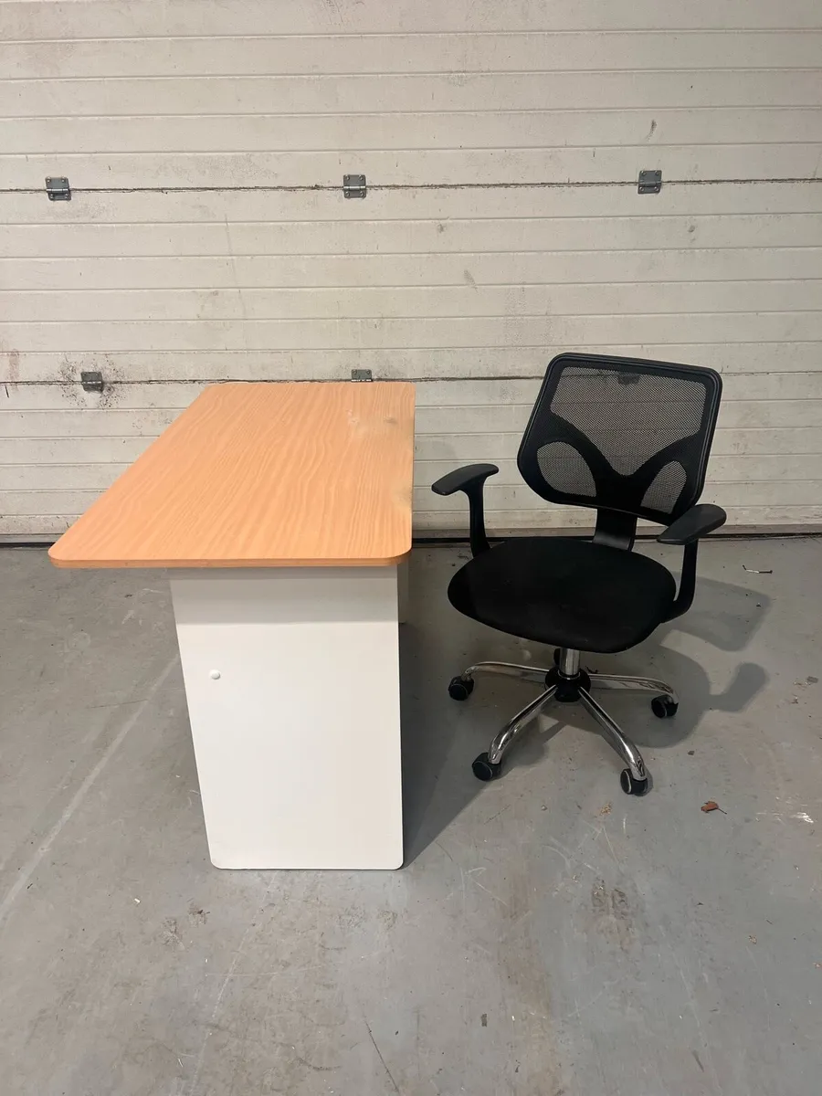 Office desk and chair - Image 1