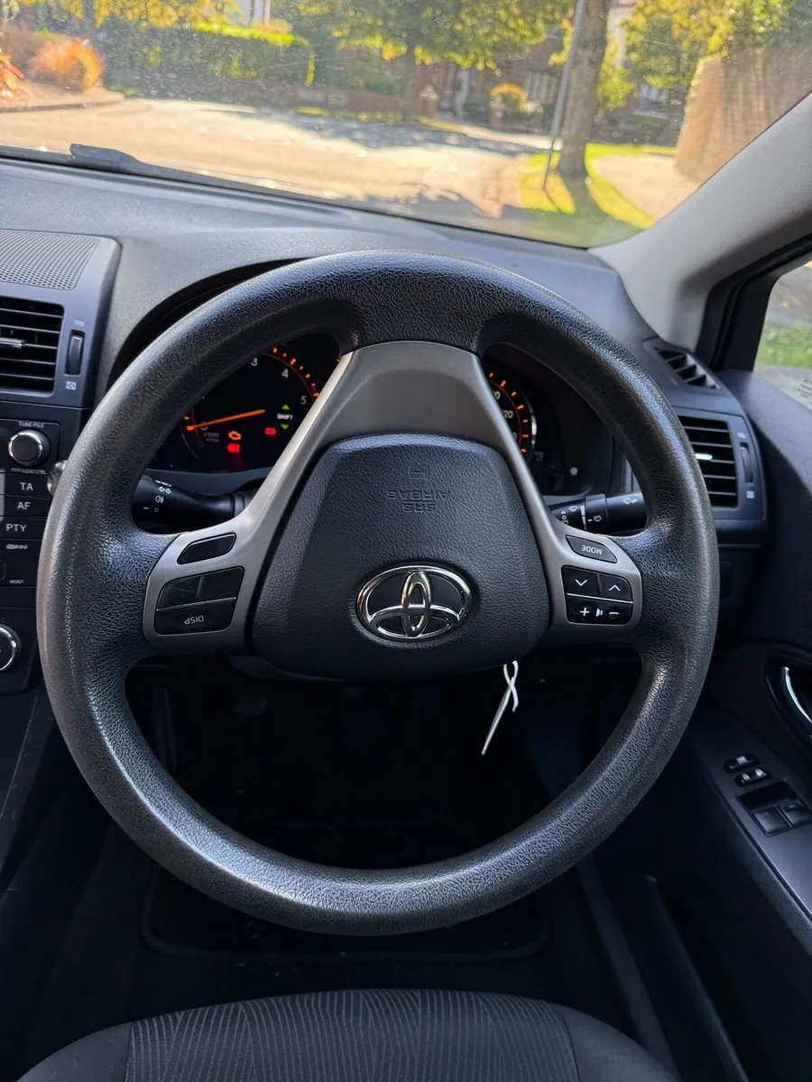 Toyota Avensis 2009 - Image 2
