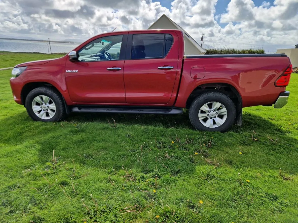 Hilux SR5 2019 - Image 2
