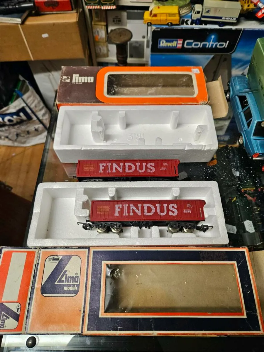 Hornby Lima OO Gauge Wagons - Image 1
