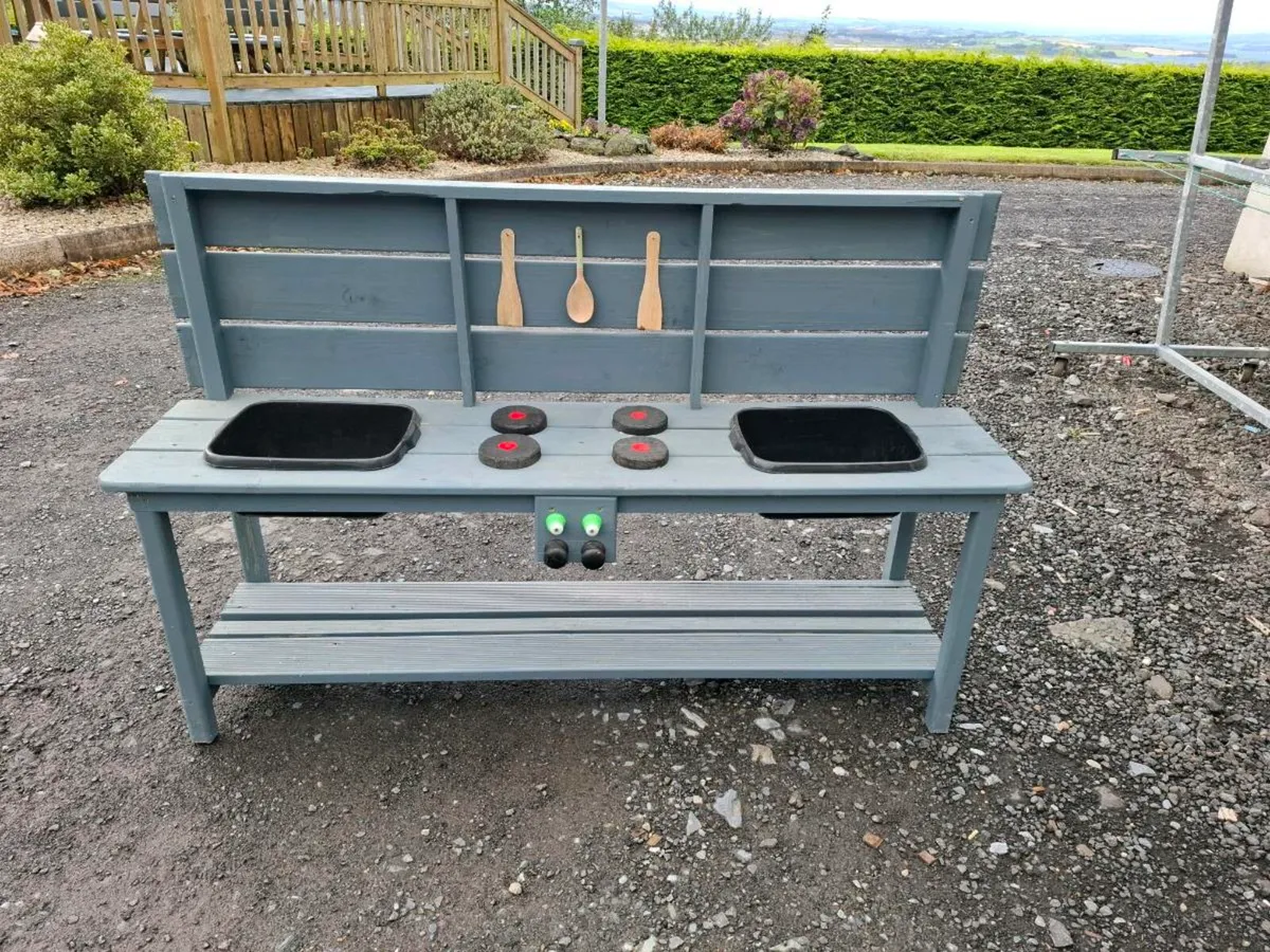 Kids outdoor mud kitchen. - Image 1
