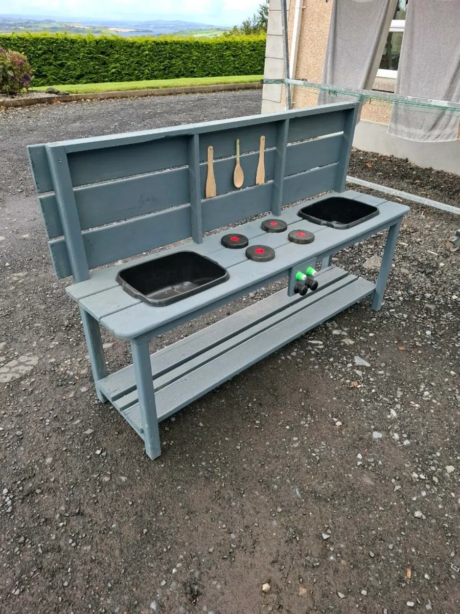 Kids outdoor mud kitchen. - Image 2