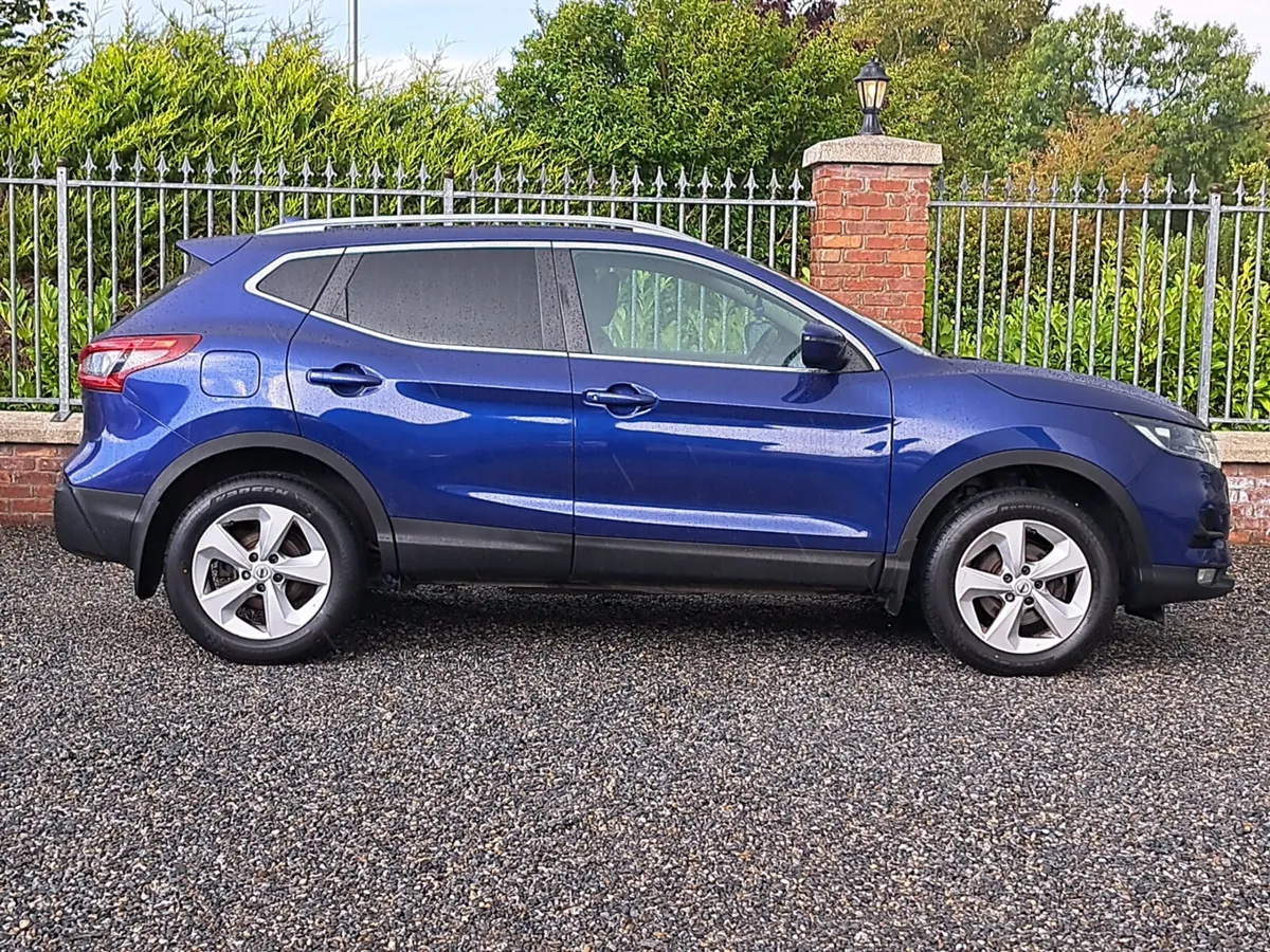Nissan Qashqai SV Premium 1.5 Diesel with Moonroof - Image 4