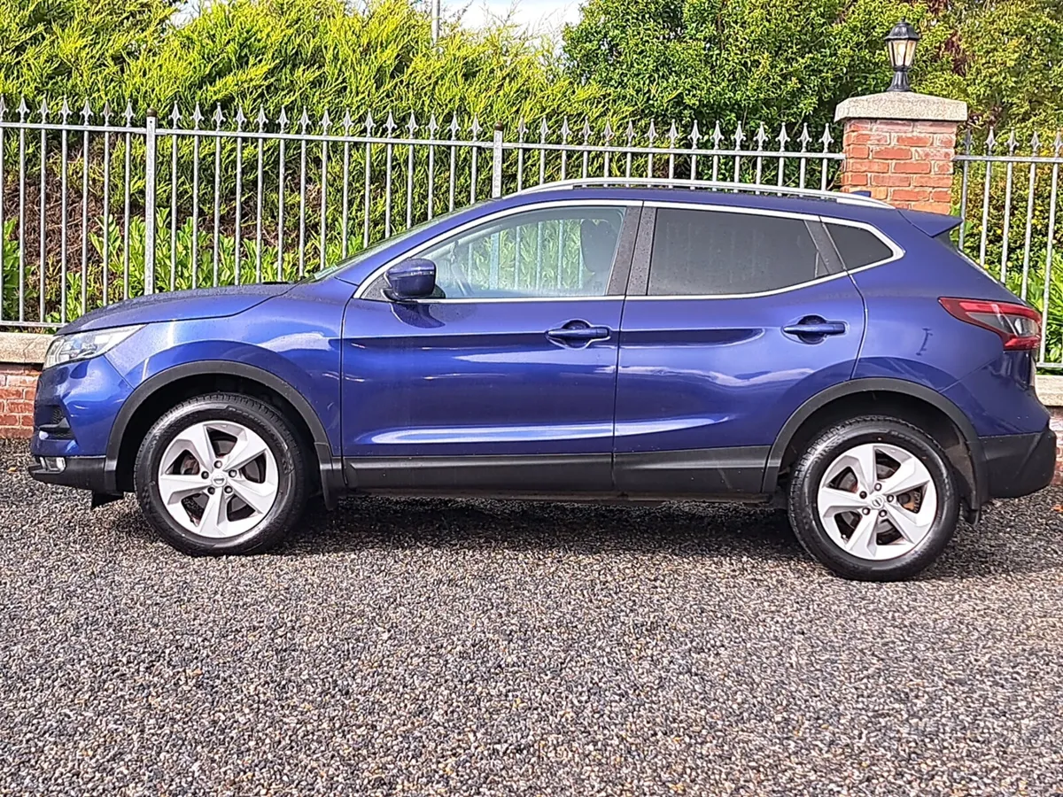Nissan Qashqai SV Premium 1.5 Diesel with Moonroof - Image 3