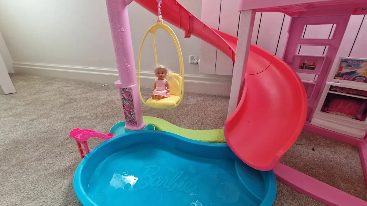 Barbie dream house + camper van - Image 3