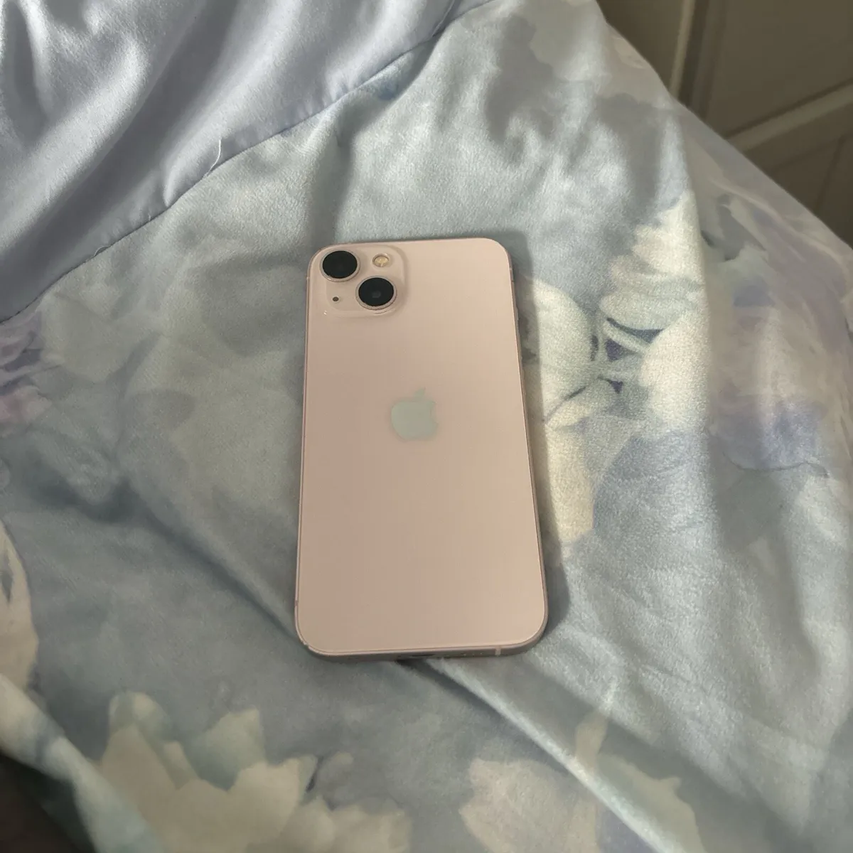 iPhone 13 pink - Image 1