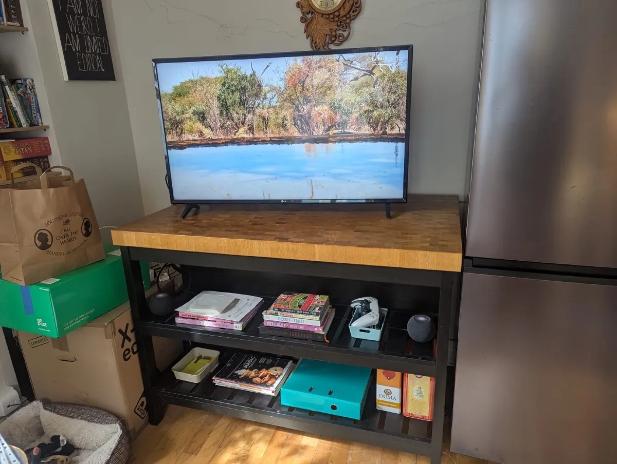 Kitchen island - Image 1