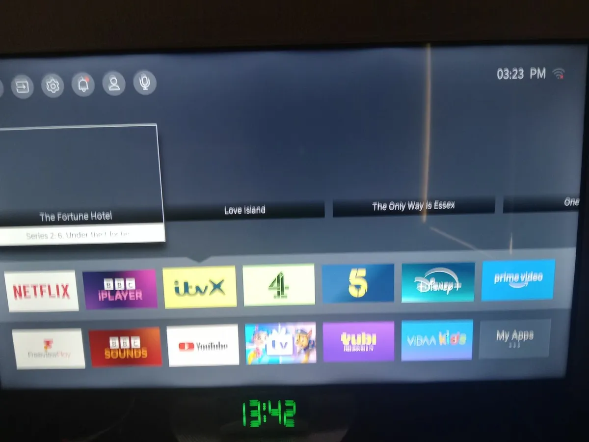 Hisense 50" smart tv - Image 2