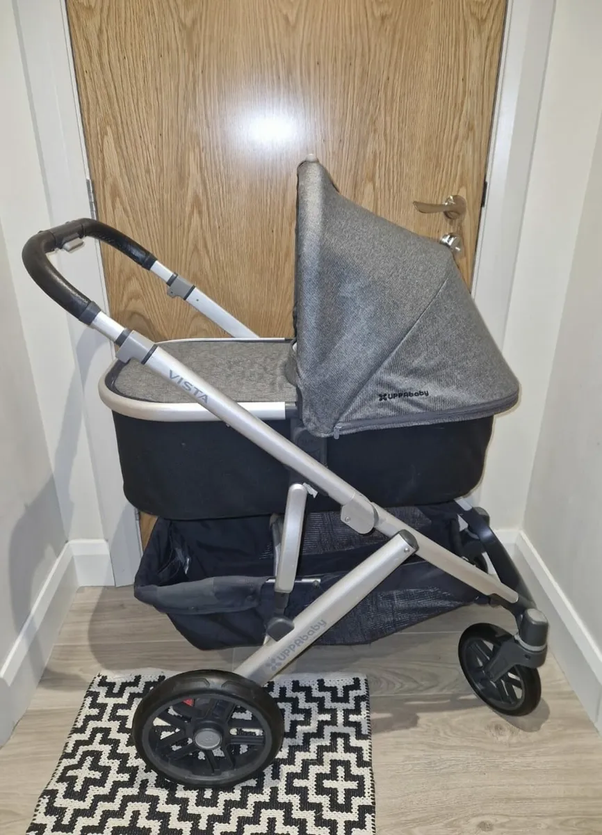 Uppababy Vista Immaculate with car seat - Image 4