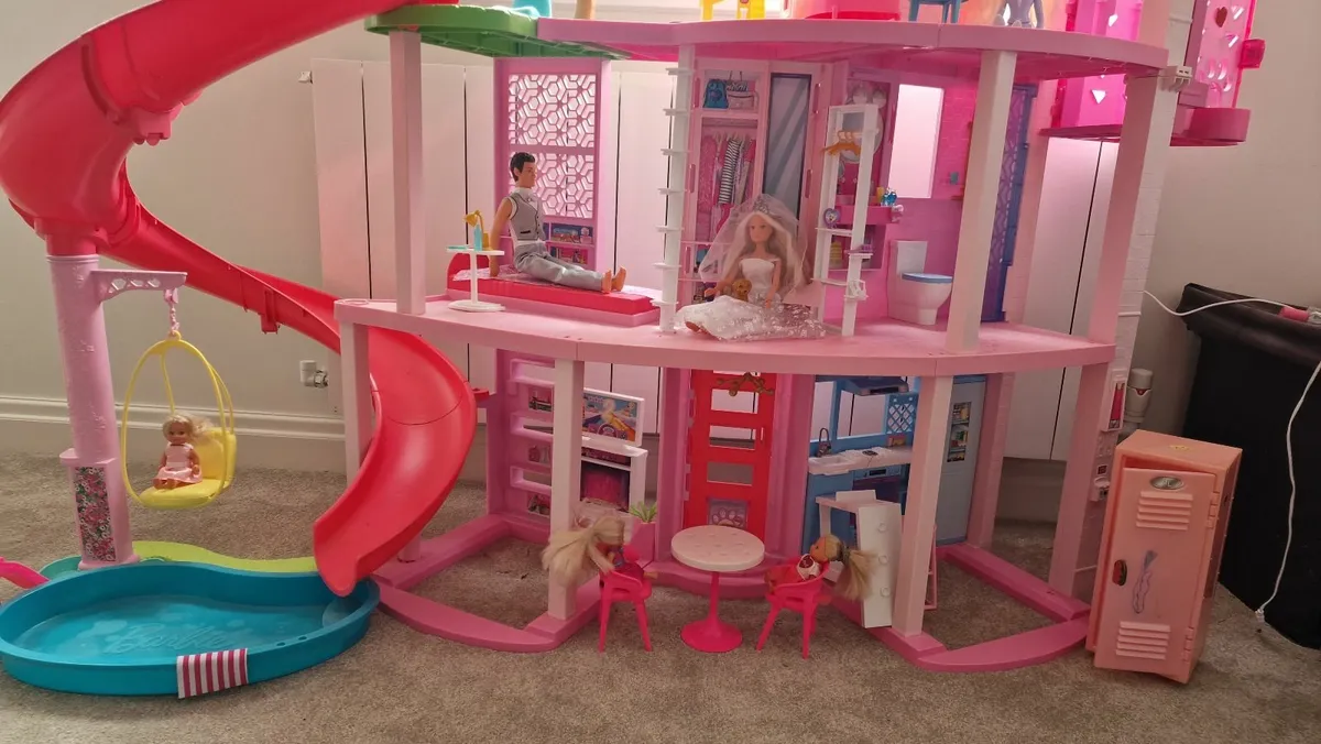 Barbie dream house + camper van - Image 1