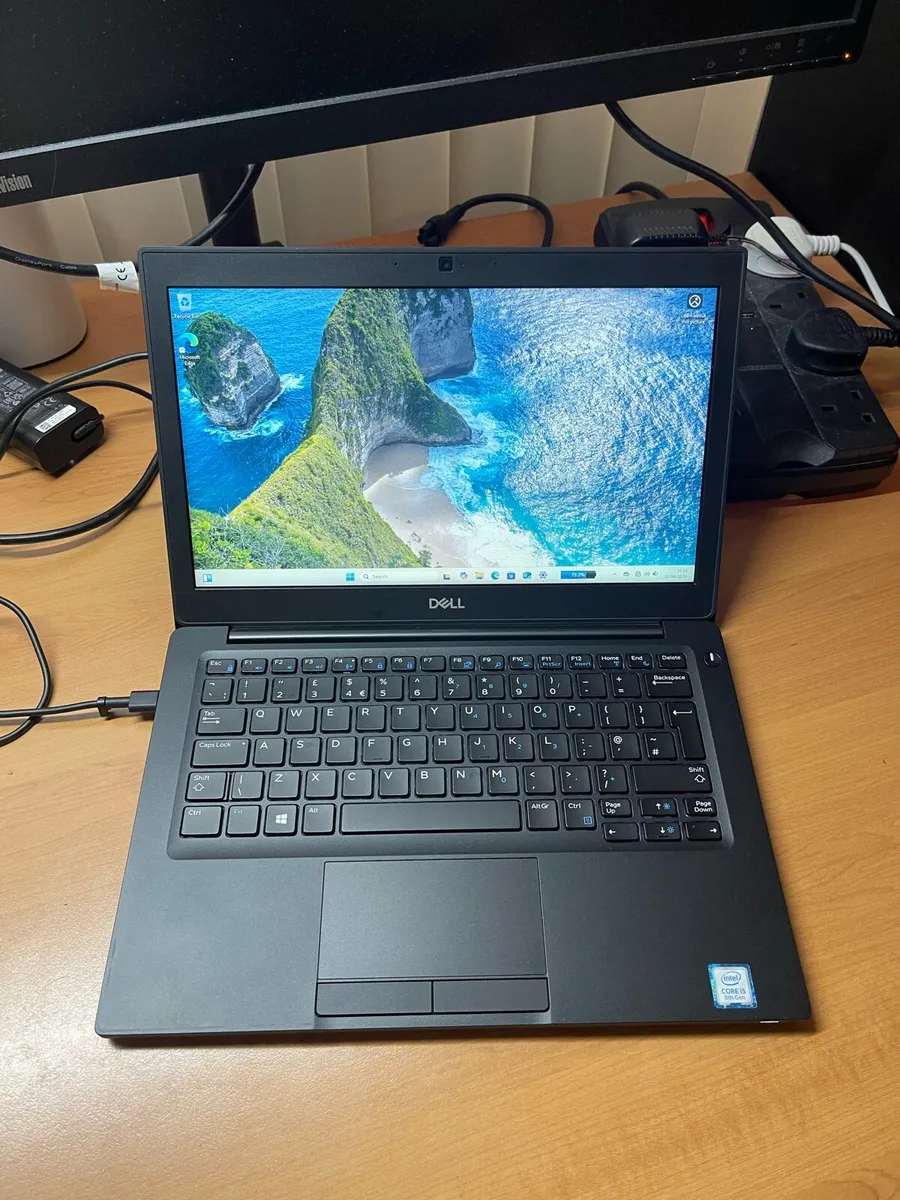 Dell laptop i5 pro 16-256 windows - Image 1