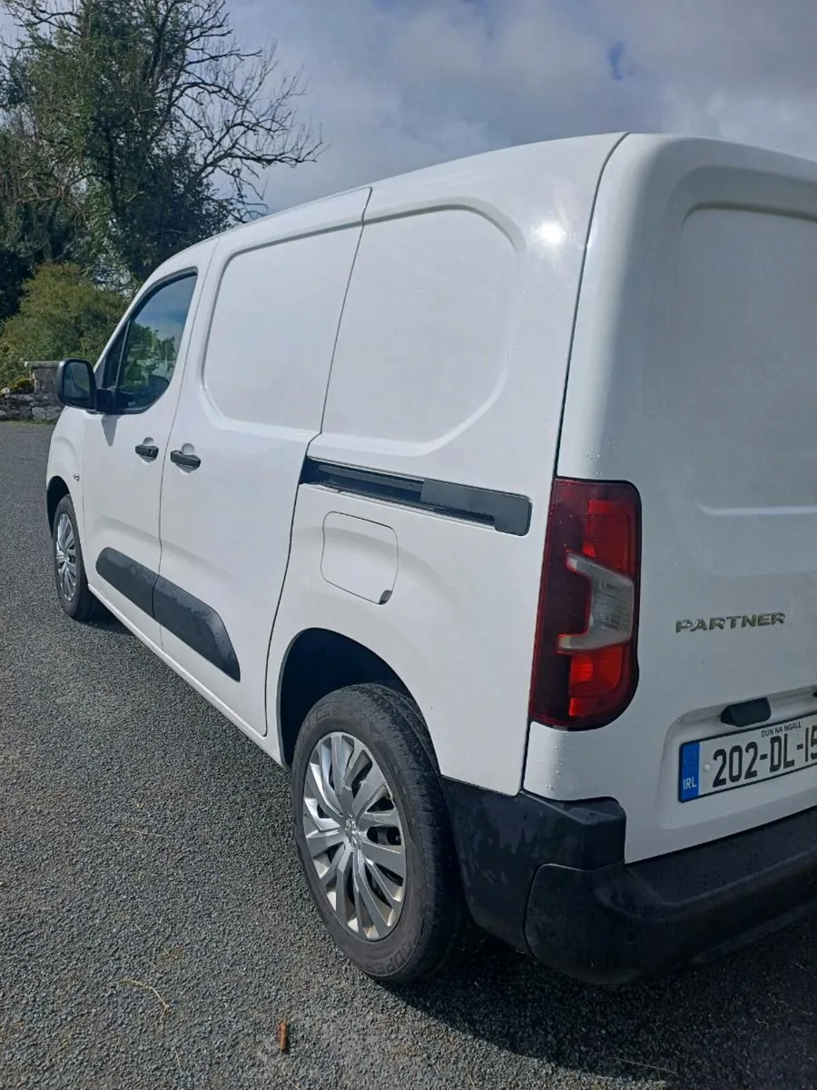 Van - Image 4