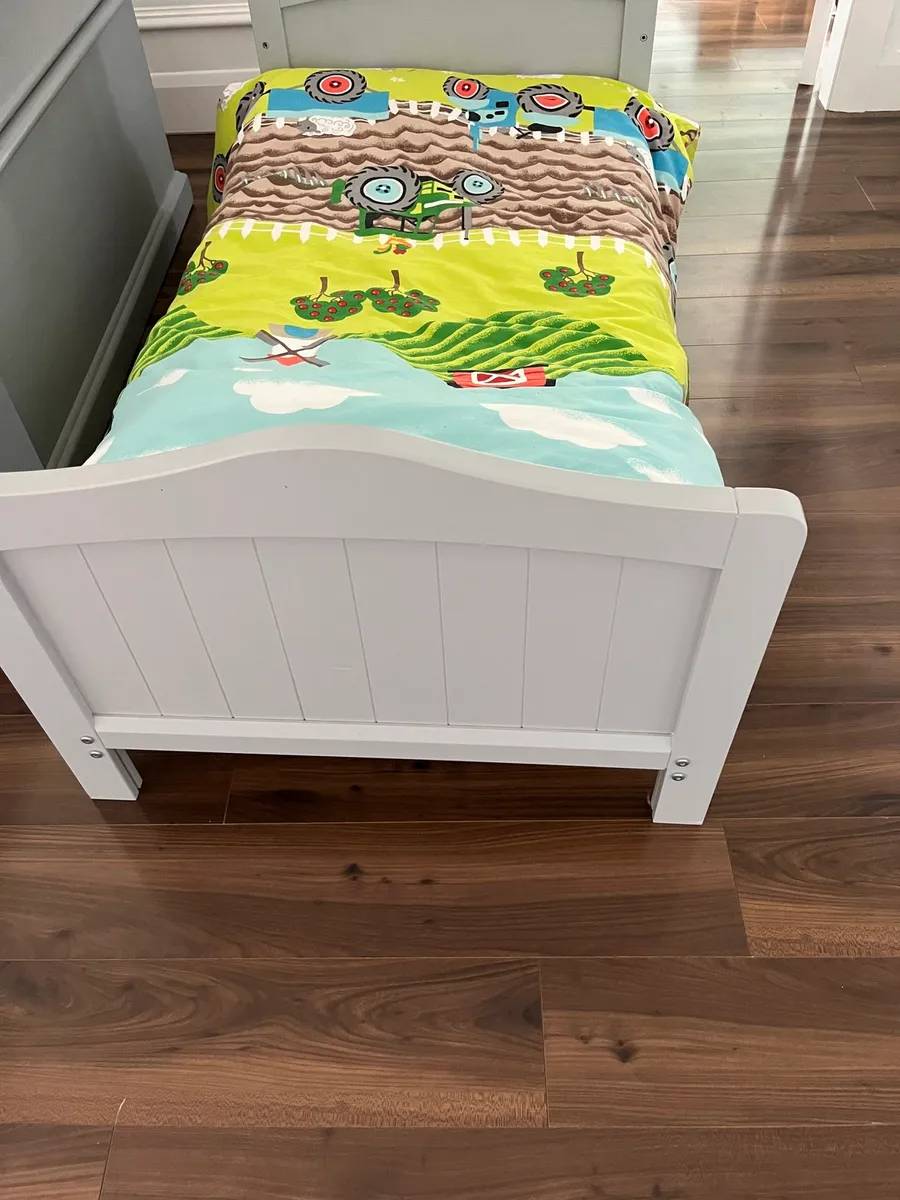 Cot/toddler bed & changing table/set of drawers - Image 2