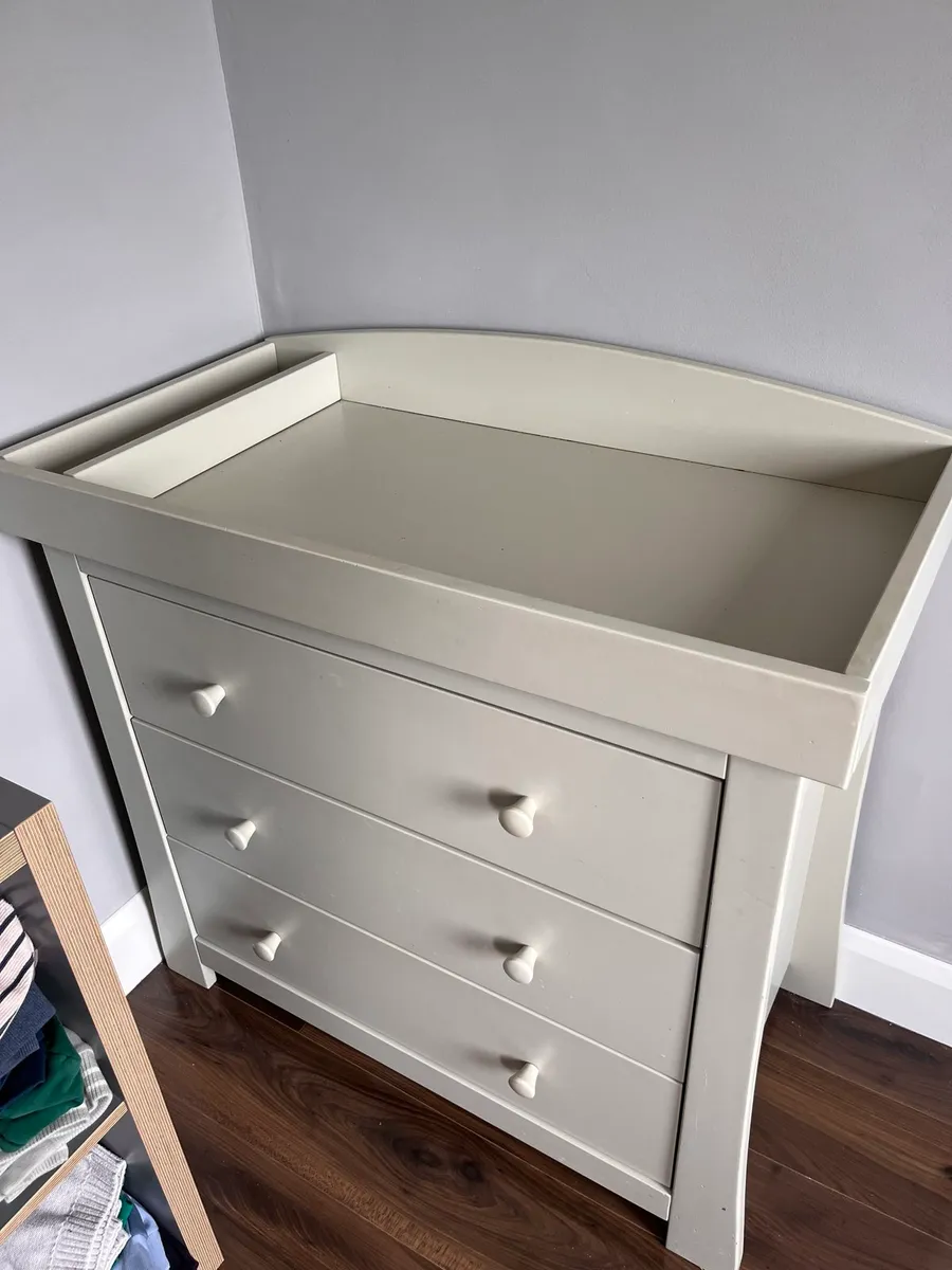 Cot/toddler bed & changing table/set of drawers - Image 4