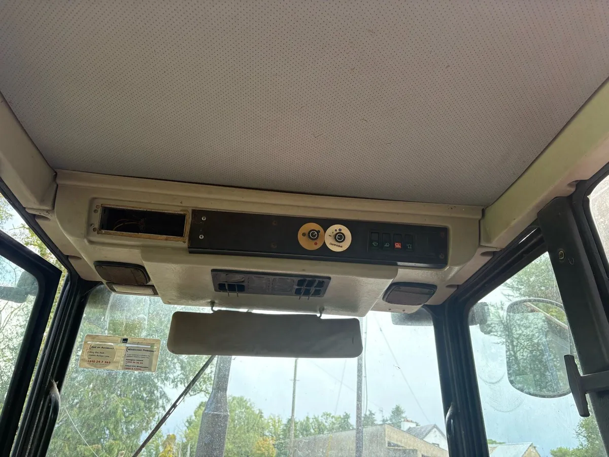 Universal 704 - Image 4