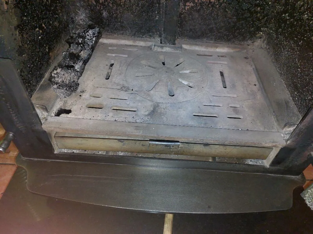 Solid fuel stove - Image 1