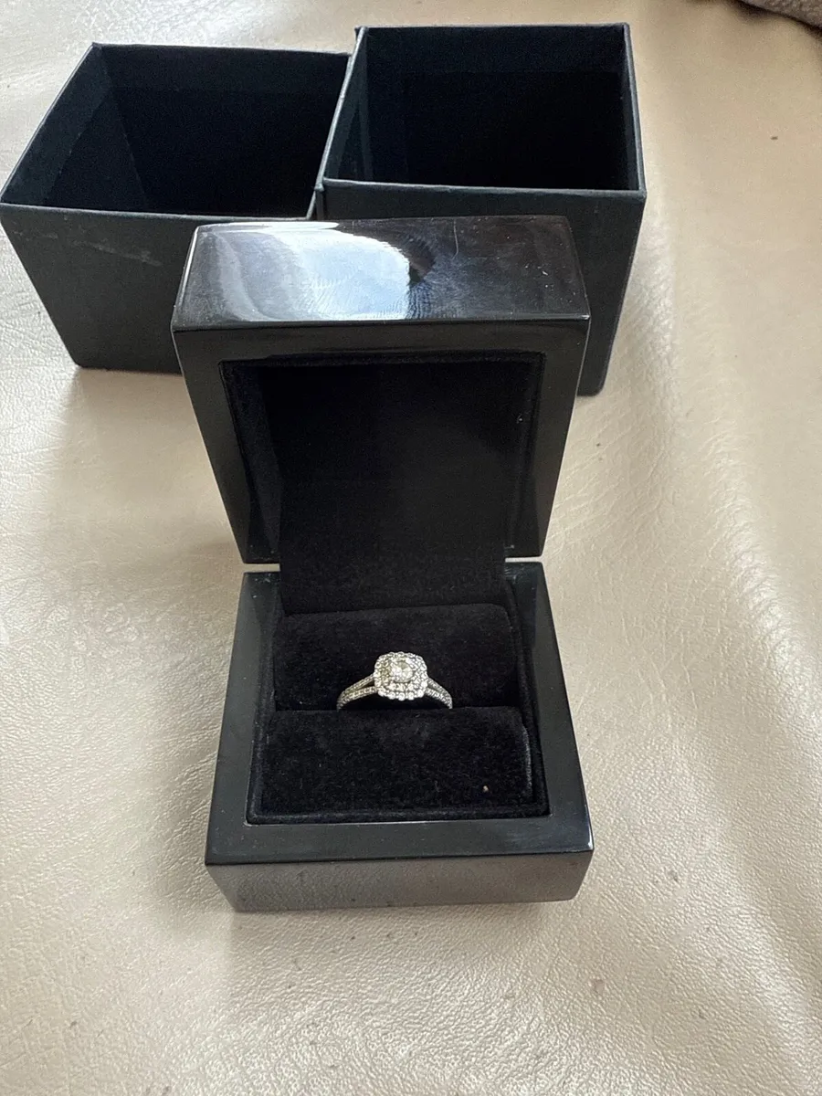 Engagement ring - Image 1