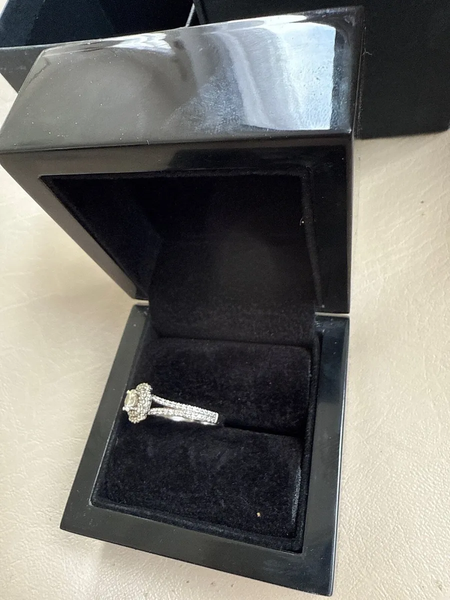 Engagement ring - Image 3