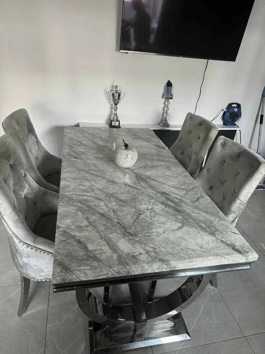 Marble table and chairs - Image 2