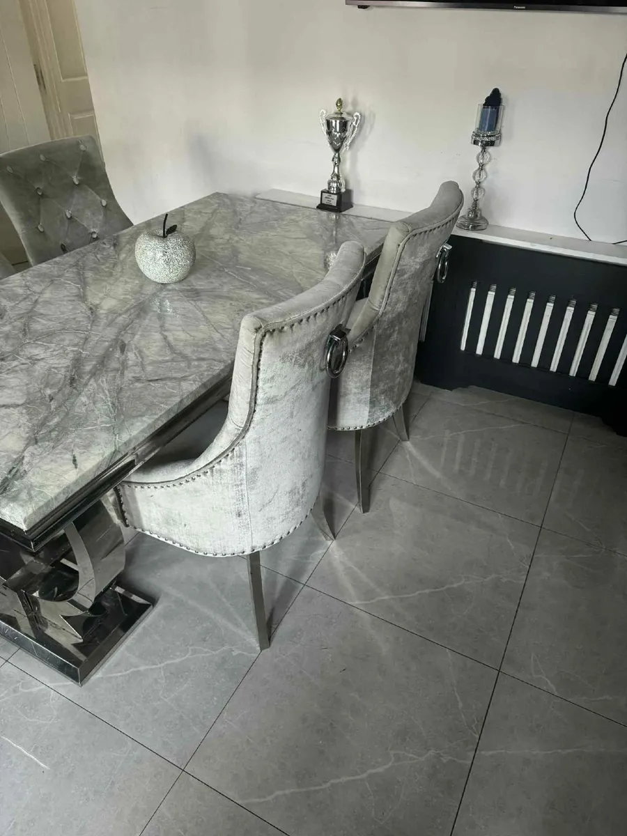 Marble table and chairs - Image 1