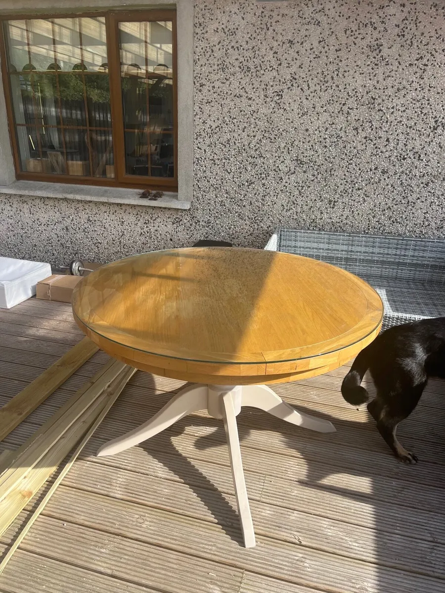 Round Table - Image 1