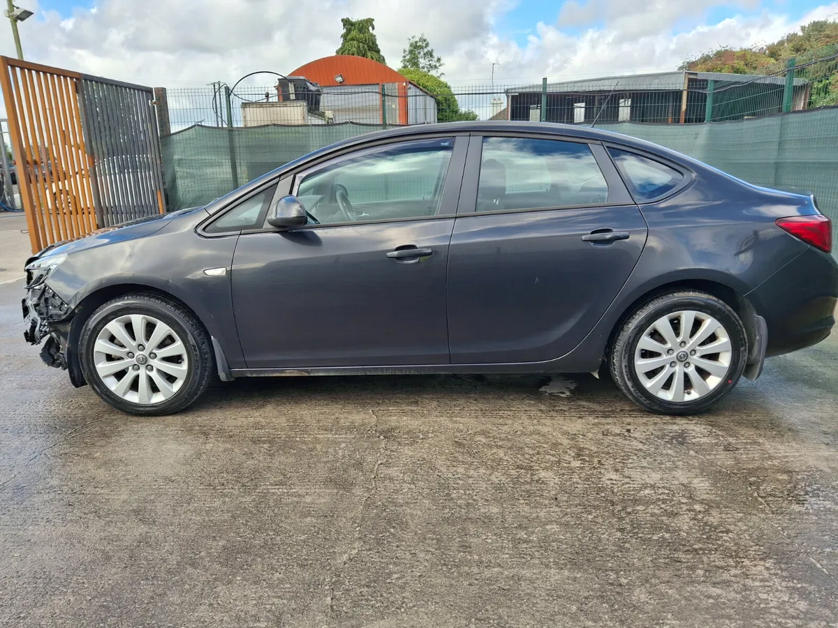 2014 Opel Astra  1.7 Diesel light damage - Image 2