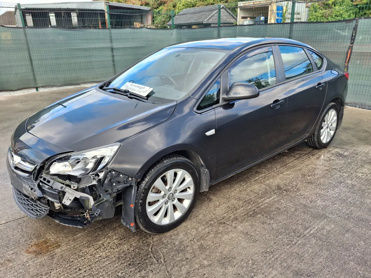 2014 Opel Astra  1.7 Diesel light damage - Image 3